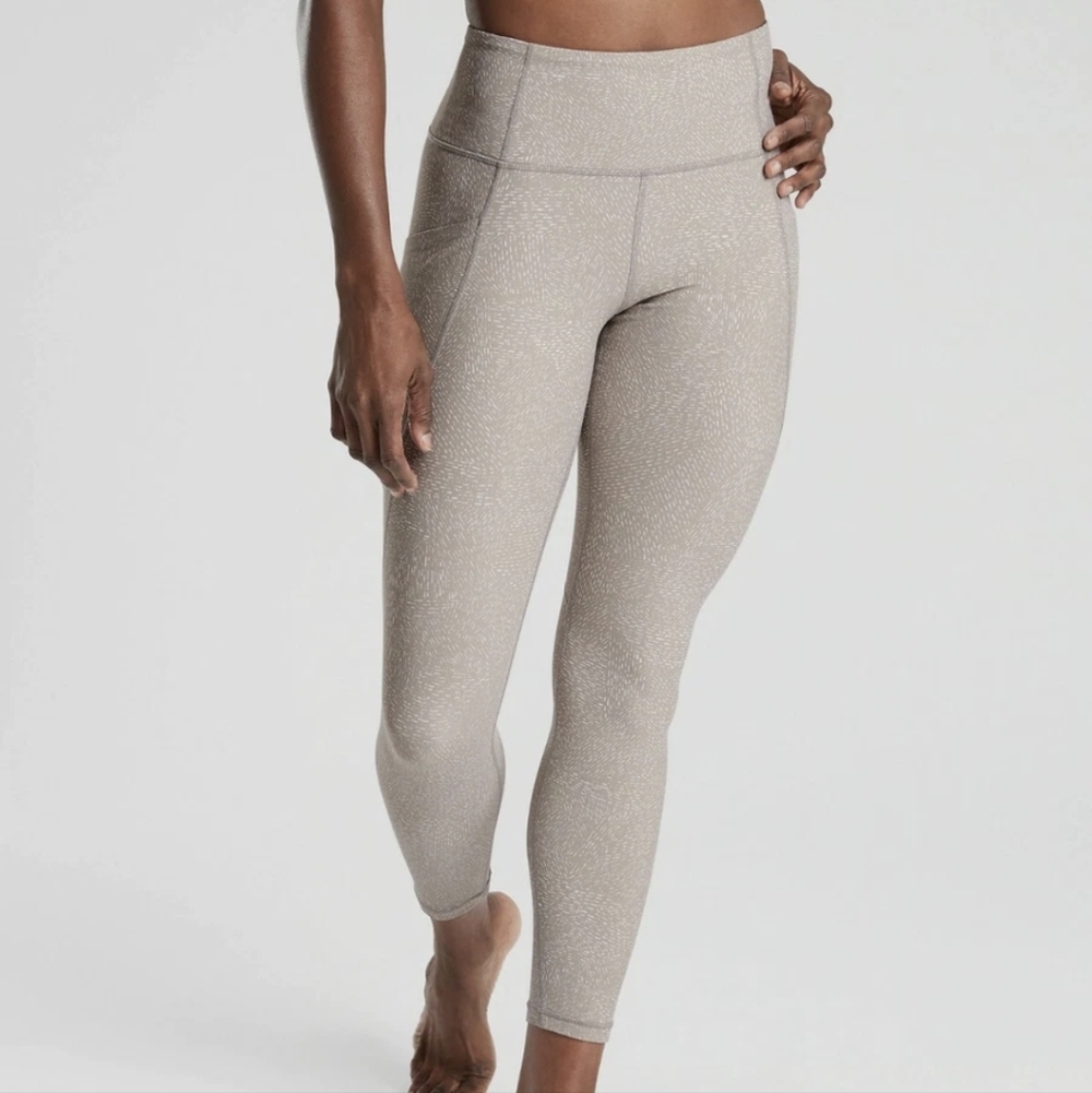 💜 Athleta Salutation Stash Pocket Rainwater Tight Tan/White EUC